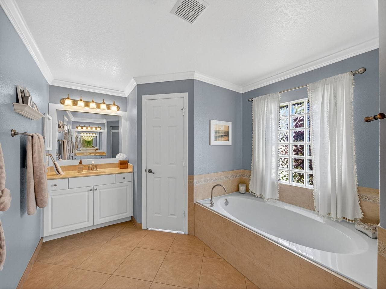 Master bath with soaking tub